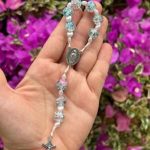 Caminata de la encarnación en cristal transparente con visos turquesa y morado